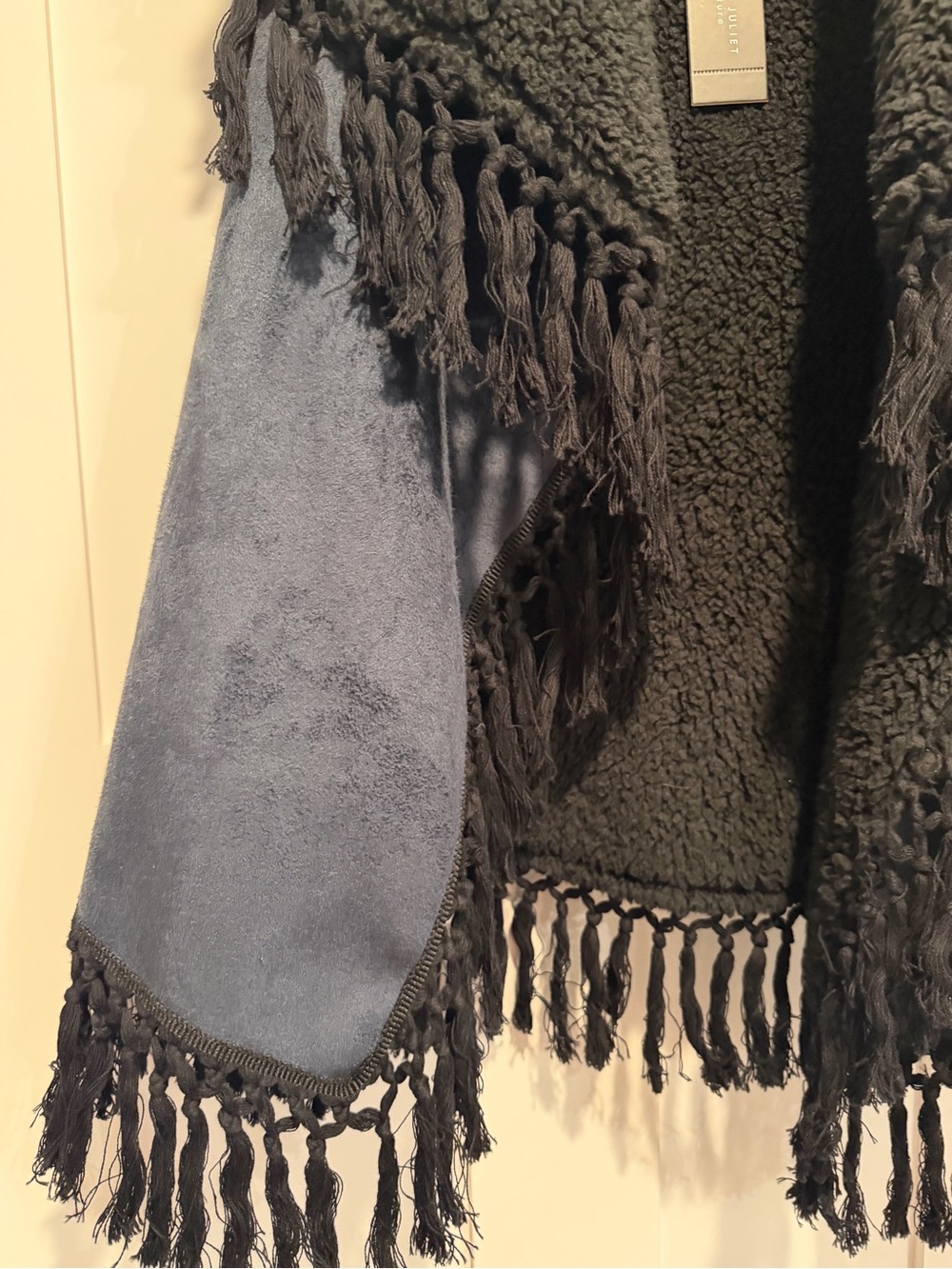 NWT ROMEO AND JULIET Striped & Stitched Fringe FAUX Sherpa Vest - Black - Picture 2 of 6